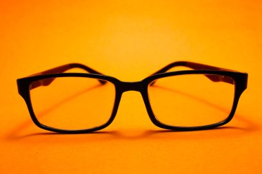 Bir çift siyah gözlüğü kapat..