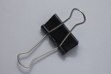 Metal klip beyaz arkaplanda izole edildi