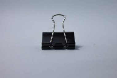 beyaz arkaplanda papper klibi