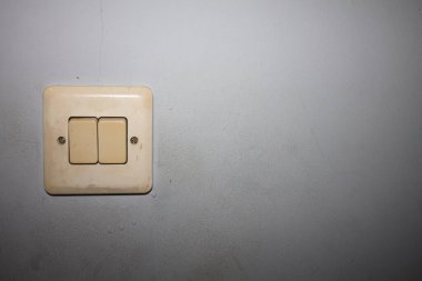 Beyaz duvarlı elektrik prizi