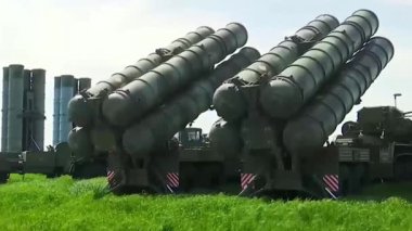 Rus Mobil Füze Fırlatmacıları Filosu Rusya üzerinde Hava Aracı yakaladı