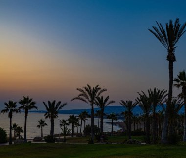 Kıbrıs 'ın Chloraka köyünde Akdeniz üzerinde dramatik bir gün batımı