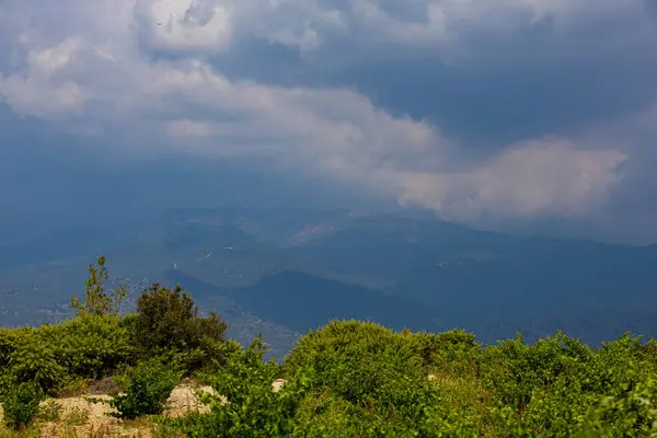 Kıbrıs 'taki Olimpos Dağı üzerindeki bulutlara bak