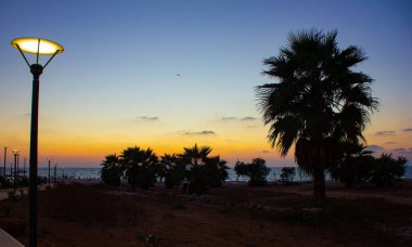 Kıbrıs 'taki Paphos kentinde Akdeniz gezintisi üzerinde kızıl gün batımı