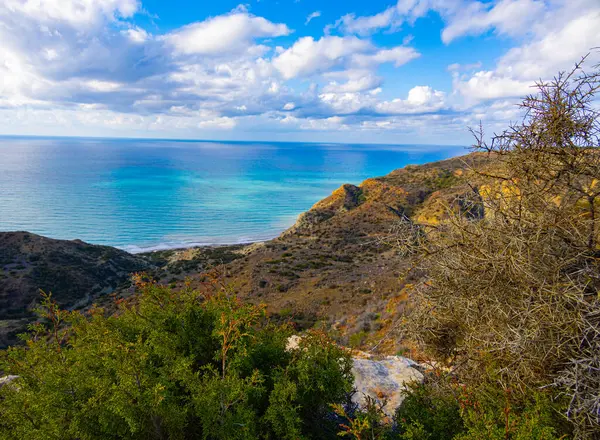 Kıbrıs 'ın Pissouri köyü yakınlarındaki Akdeniz kıyısında hava manzarası