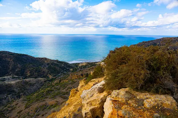 Kıbrıs 'ın Pissouri köyü yakınlarındaki Akdeniz kıyısında hava manzarası