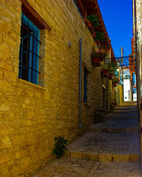 Kıbrıs 'ın Omodos köyünde konforlu bir kaldırım taşı caddesi