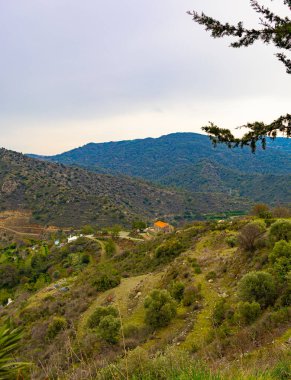 Kıbrıs 'ta dağların arasındaki köyde hava manzarası