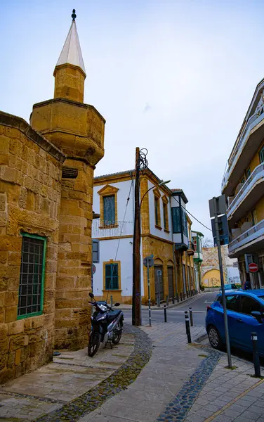 Lefkoşe 'nin eski bir kasabasındaki yayalar gibi rahat bir sokakta.