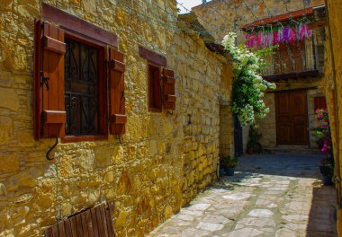 Kıbrıs 'ın Lofou köyündeki kaldırım taşı sokağındaki ahşap pencereler