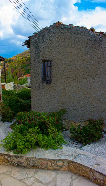 Kıbrıs 'ın Lofou köyünde güneşli bir cadde