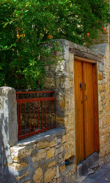 Kıbrıs 'ın Lofou köyündeki ahşap kapıya yakın çekim