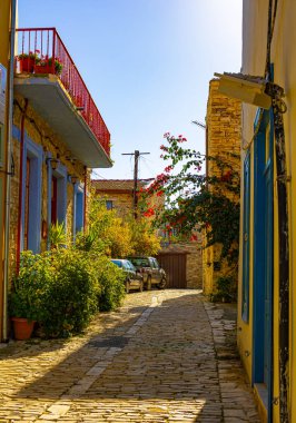 Kıbrıs Rum Kesimi 'nin Lefkara köyünden gelen bu görüntüde, eski evler ve çiçek açan bitkiler arasında rahatlamak için rahat bir yer gösteriliyor
