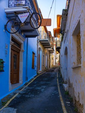 Kıbrıs Rum Kesimi 'nin Lefkara köyünden gelen bu görüntüde, eski evler ve çiçek açan bitkiler arasında rahatlamak için rahat bir yer gösteriliyor