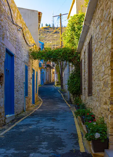 Kıbrıs Rum Kesimi 'nin Lefkara köyünden gelen bu görüntüde, eski evler ve çiçek açan bitkiler arasında rahatlamak için rahat bir yer gösteriliyor