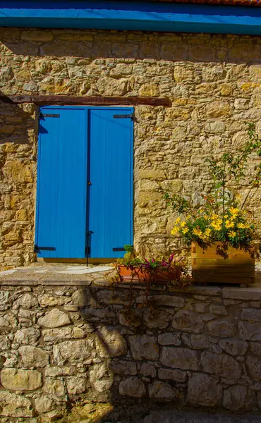 Mavi ahşap kapı ve sepetteki çiçekler