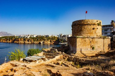 Karadeniz yakınlarındaki Antalya kentindeki eski kale, Türkiye