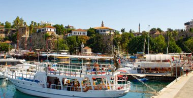 Türkiye 'nin Antalya kentindeki eski liman yakınlarında yatları ve tekneleri olan liman