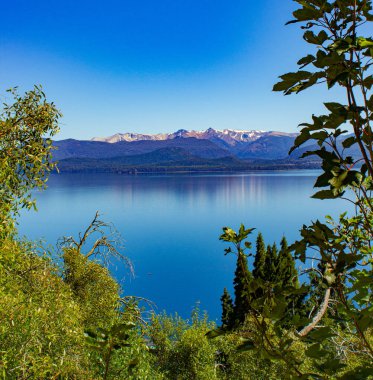Arjantin 'in Bariloche kenti yakınlarındaki dağların arasında göl