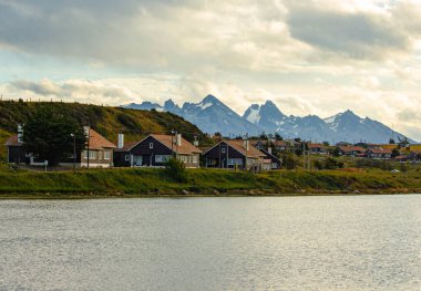 Ushuaia, Arjantin 'de su ve gökyüzü yakınında geleneksel evler