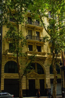 Buenos-Aires, Arjantin 'de sömürge mimarisi, kafeleri ve ağaçları olan cadde