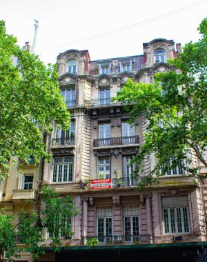 Buenos-Aires, Arjantin 'de sömürge mimarisi, kafeleri ve ağaçları olan cadde