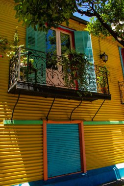 Arjantin 'in Buenos-Aires kentindeki La Boca' da (Caminito) ünlü parlak renkli evler