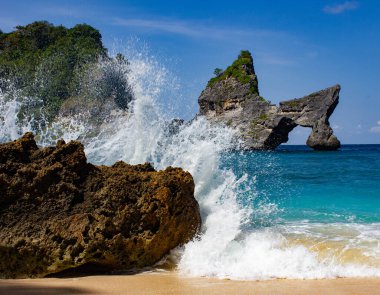 Nusa-Penida, Endonezya 'da kaya ve büyük dalgalarla dolu bir sahil.