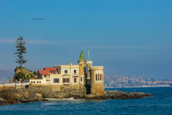 Şili 'nin Vina del Mar kentindeki okyanus kıyısında küçük bir kale.