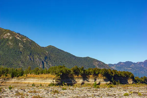 Şili 'deki Llaima volkanı (Conguillio Ulusal Parkı) yakınlarındaki volkanik manzara