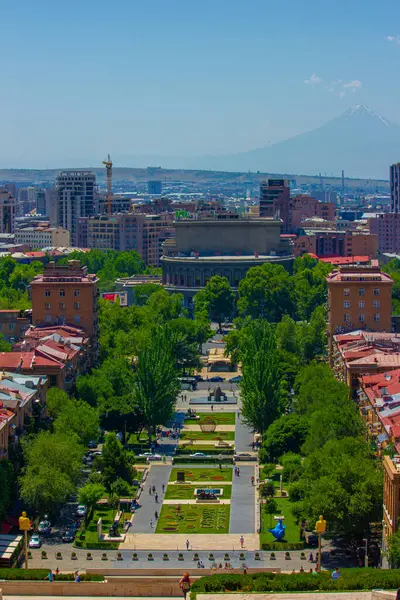 Ermenistan 'ın Erivan şehrinin merkezindeki hava manzarası