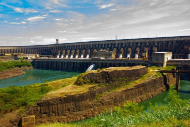 Foz du Iguacu, Brezilya ve Paraguay 'daki Itaipu hidroelektrik santrali.