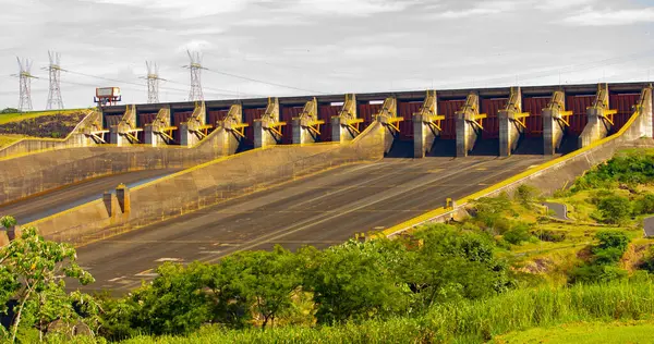 Foz du Iguacu, Brezilya ve Paraguay 'daki Itaipu hidroelektrik santrali. 