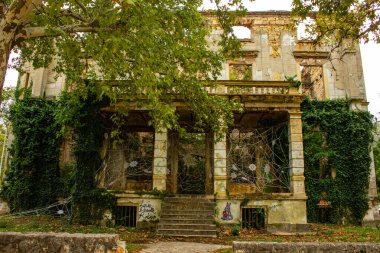 Bosna-Hersek 'in Mostar kentinde sanat örümceği ağı olan terk edilmiş eski bir bina