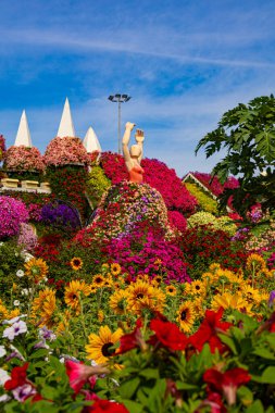 Dubai, BAE 'deki Mucize Bahçesi' nde balerin heykeli.