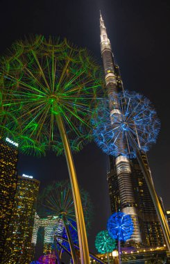 Burj Halife 'yi gece büyük ışık toplarıyla seyret, BAE