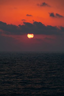 Akdeniz üzerinden kırmızı günbatımı