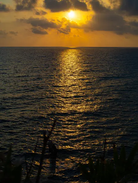 Akdeniz ve Kıbrıs üzerinde turuncu parlak gün batımı