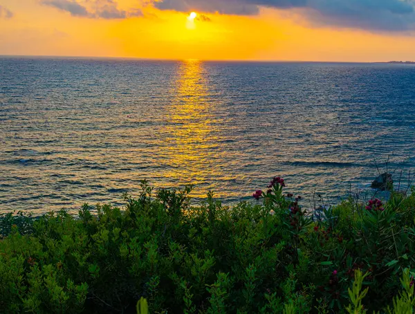 Akdeniz ve Kıbrıs üzerinde turuncu gün batımı