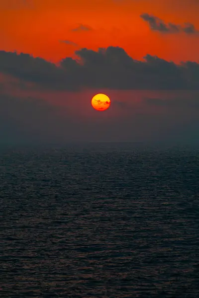 Akdeniz üzerinden kırmızı günbatımı