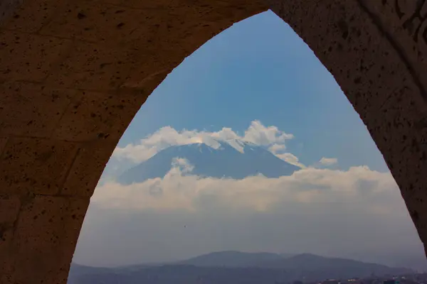 Arequipa 'daki Misti volkanını kemer boyunca izleyin, Peru