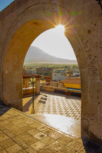 Yanahuara, Peru 'daki Arequipa şehrine kemerden bak