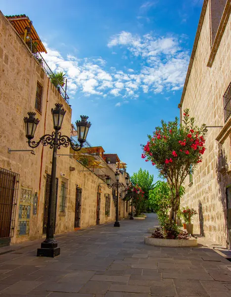 Arequipa, Peru 'da eski bir taş sokak.