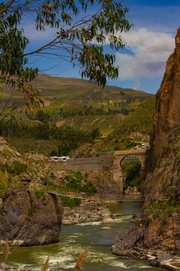 And Dağları 'ndaki Colca Kanyonu' ndaki eski taş köprü, Peru