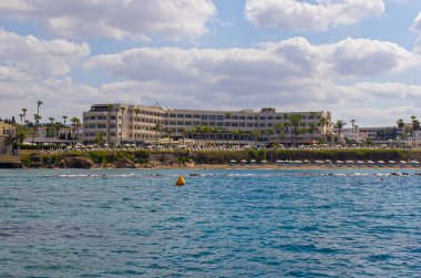 Kıbrıs Rum Kesimi 'nin Paphos kentindeki sahil ve otellerle Akdeniz gezisi