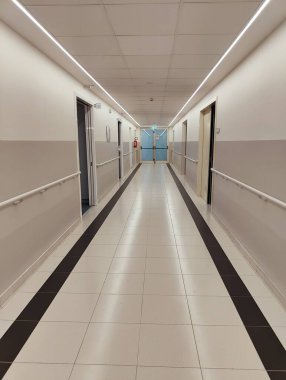 Temiz ve boş modern hastane koridoru