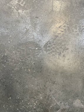 Lastik izleri ve kümelenmiş gri beton dokusu, Grunge Arka planı, Hava Durumu Yüzeyi