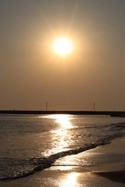 Denizde gün batımı, güzel bir arka plan.