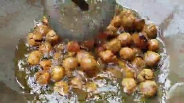 Rajasthani Geleneksel Mutfak Dal Baati 'yi hazırlayın. Dal Bati ya da Daal Baati Churma olarak da bilinir.