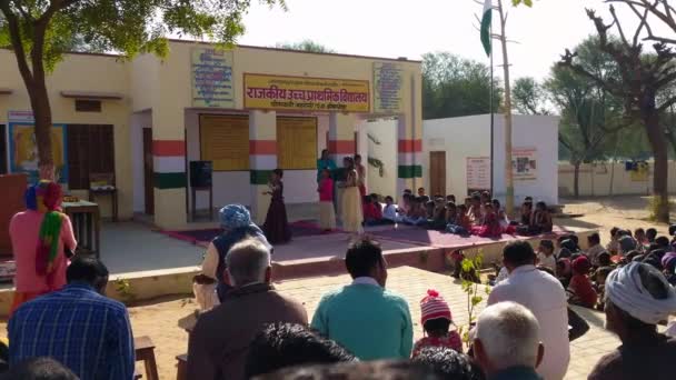 2022年11月Reengus Rajasthan India 印度人民和儿童在学校场地庆祝印第安人独立日 4K镜头 — 图库视频影像